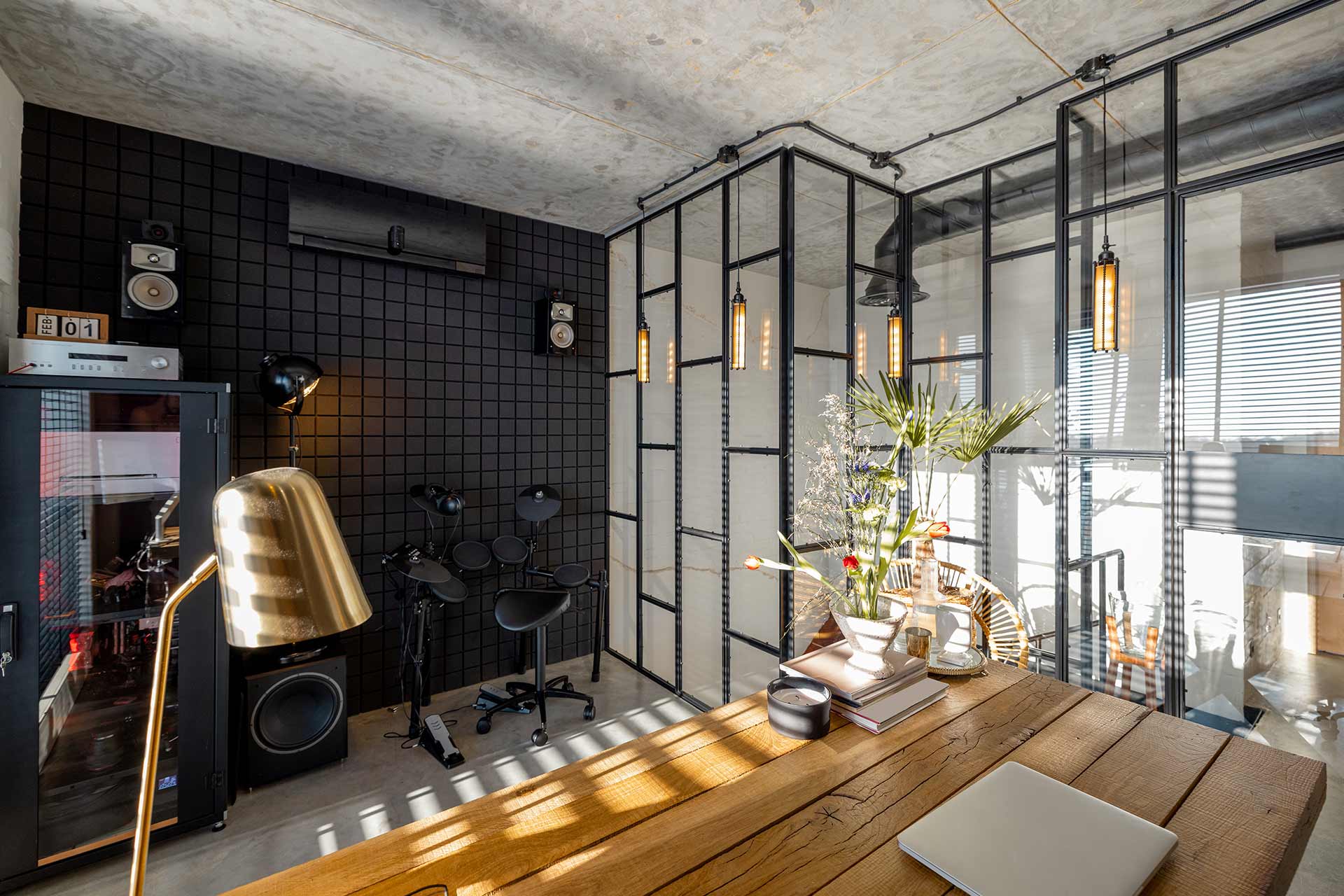 home-office-interior-in-modern-natural-style-98DLTQ3